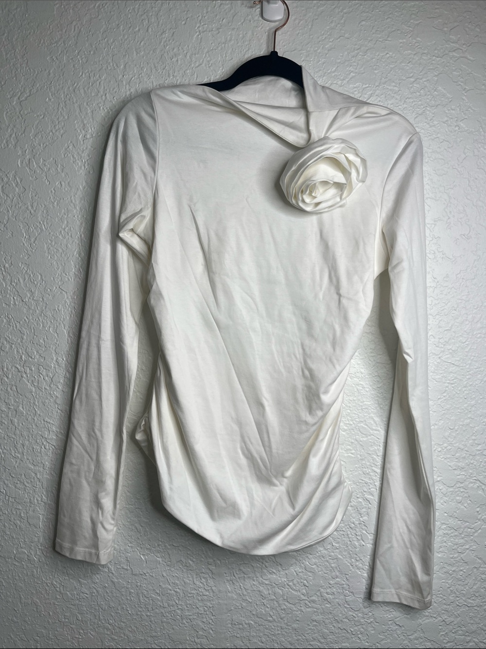 Just Bee Queen Long Sleeve Rosette Pin Asymmetrical Ruched Top White Sz S